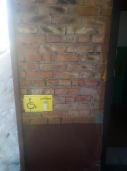 кнопка вызова для инвалидов при входе в здание детского сада